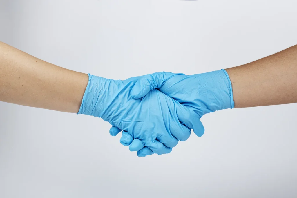 рукопожатие партнеров